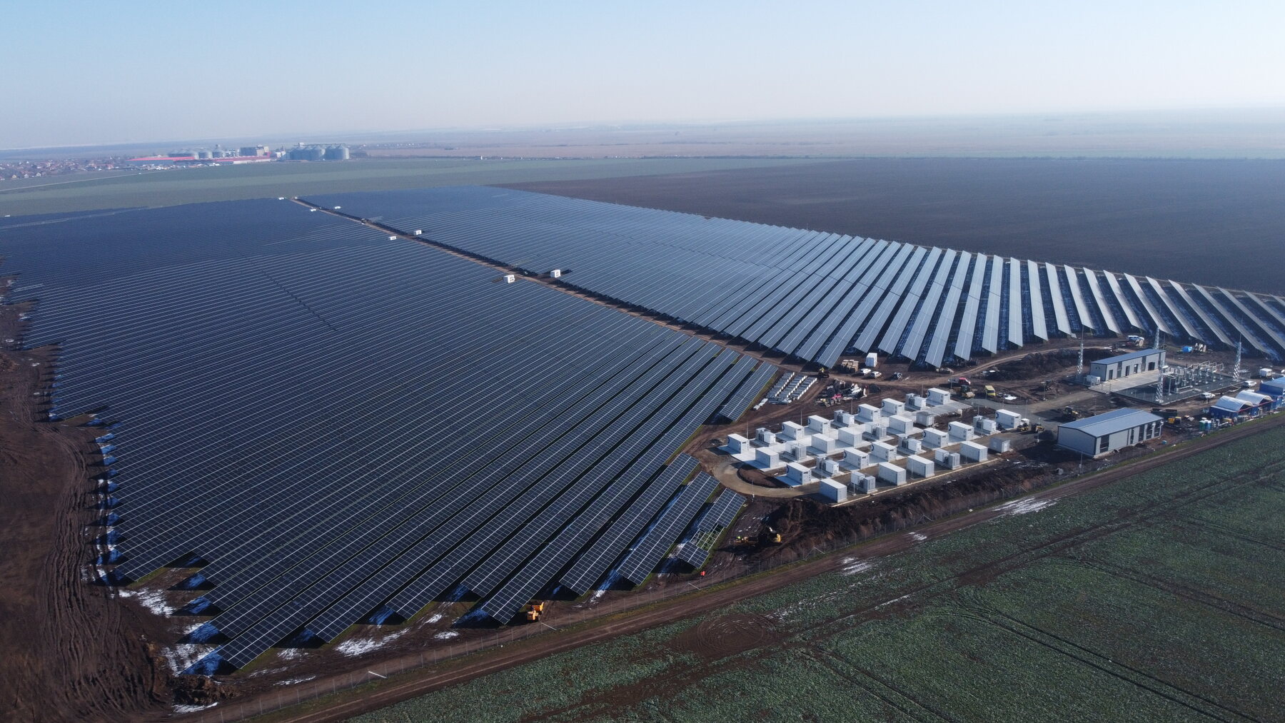 Hybrid renewable asset with PV fields and battery storage